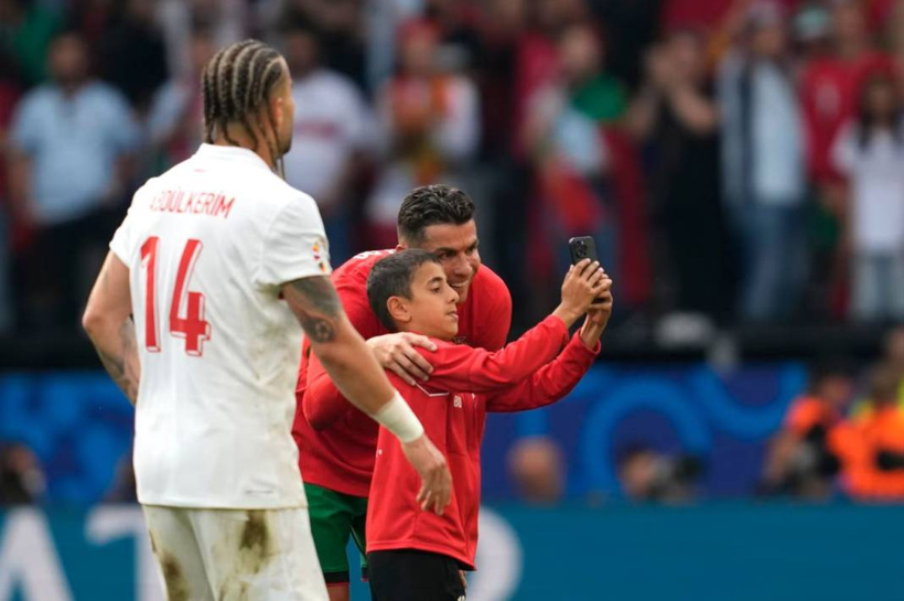 Sahaya Atlayıp Ronaldo'yla Selfie Çekti: O Çocuk Bakın Kim Çıktı! - Fotoğraf: 6